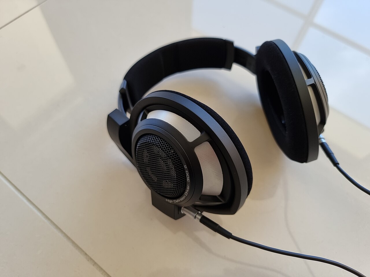 Cuffie aperte Sennheiser HD800S appoggiate su un tavolo
