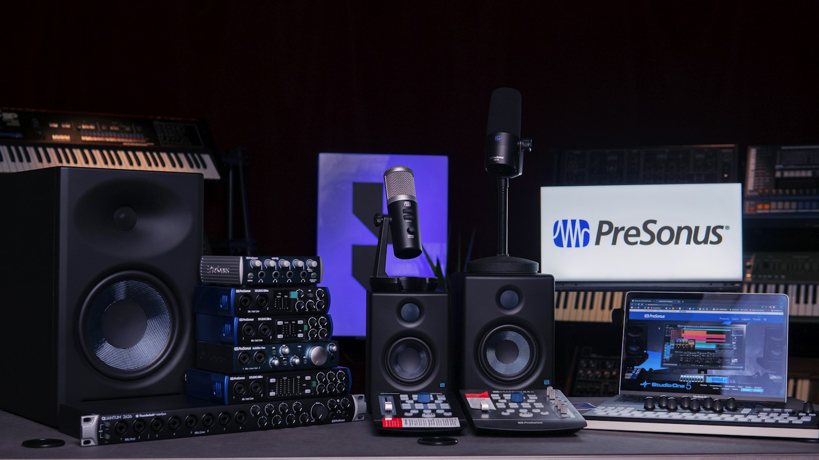 Postazione audio con computer, casse e microfono.